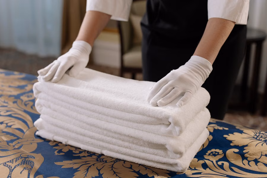 Frissen mosott és összehajtott fehér hotel törölközők